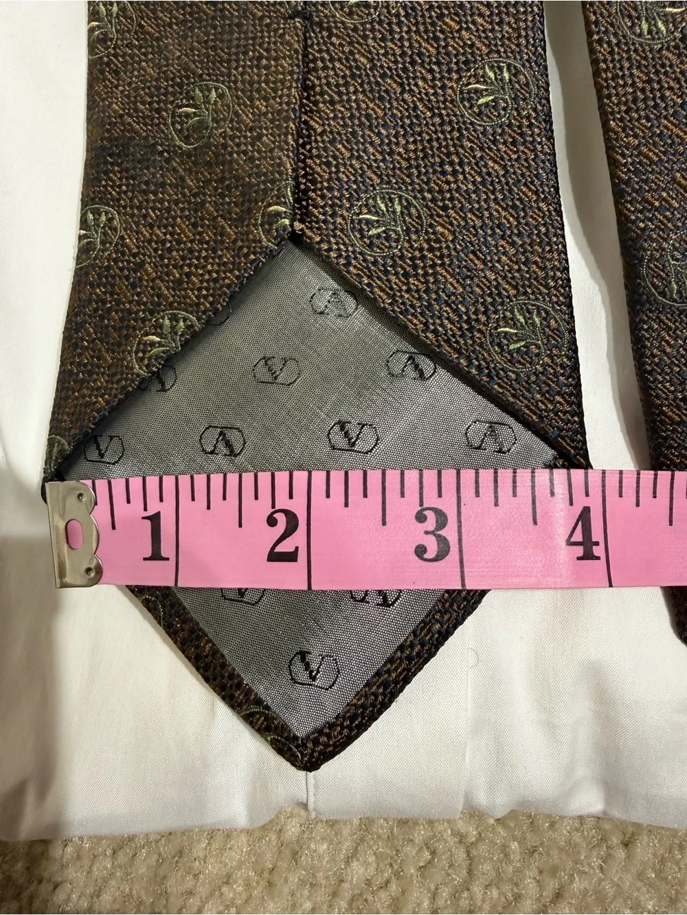 Vintage Valentino Cravatte 100%  Silk Necktie Medallion Print Olive Brown. Italy